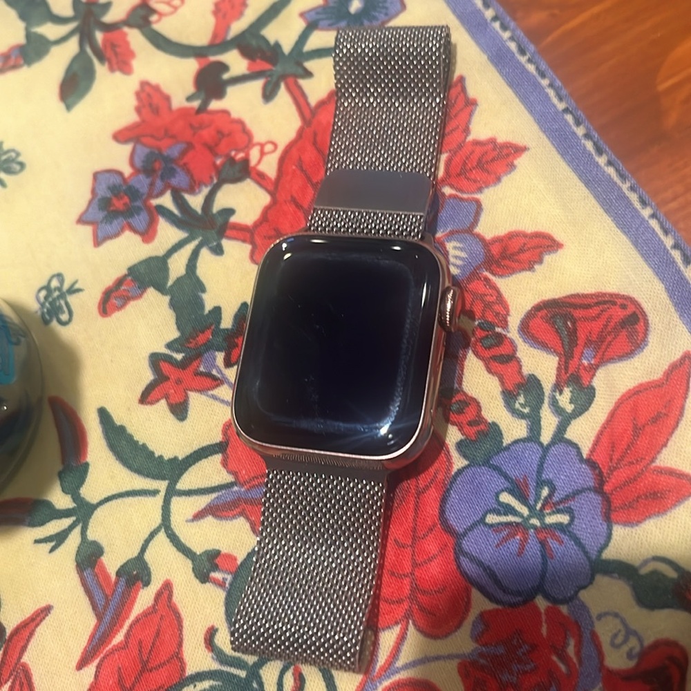 Apple Watch 40mm with gold band - Picture 5 of 6